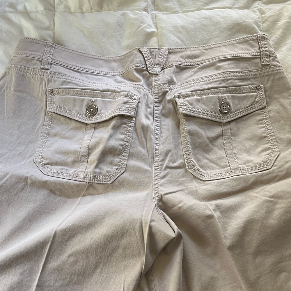 White House Black Market Women's Tan Cargo Shorts - Picture 7 of 7